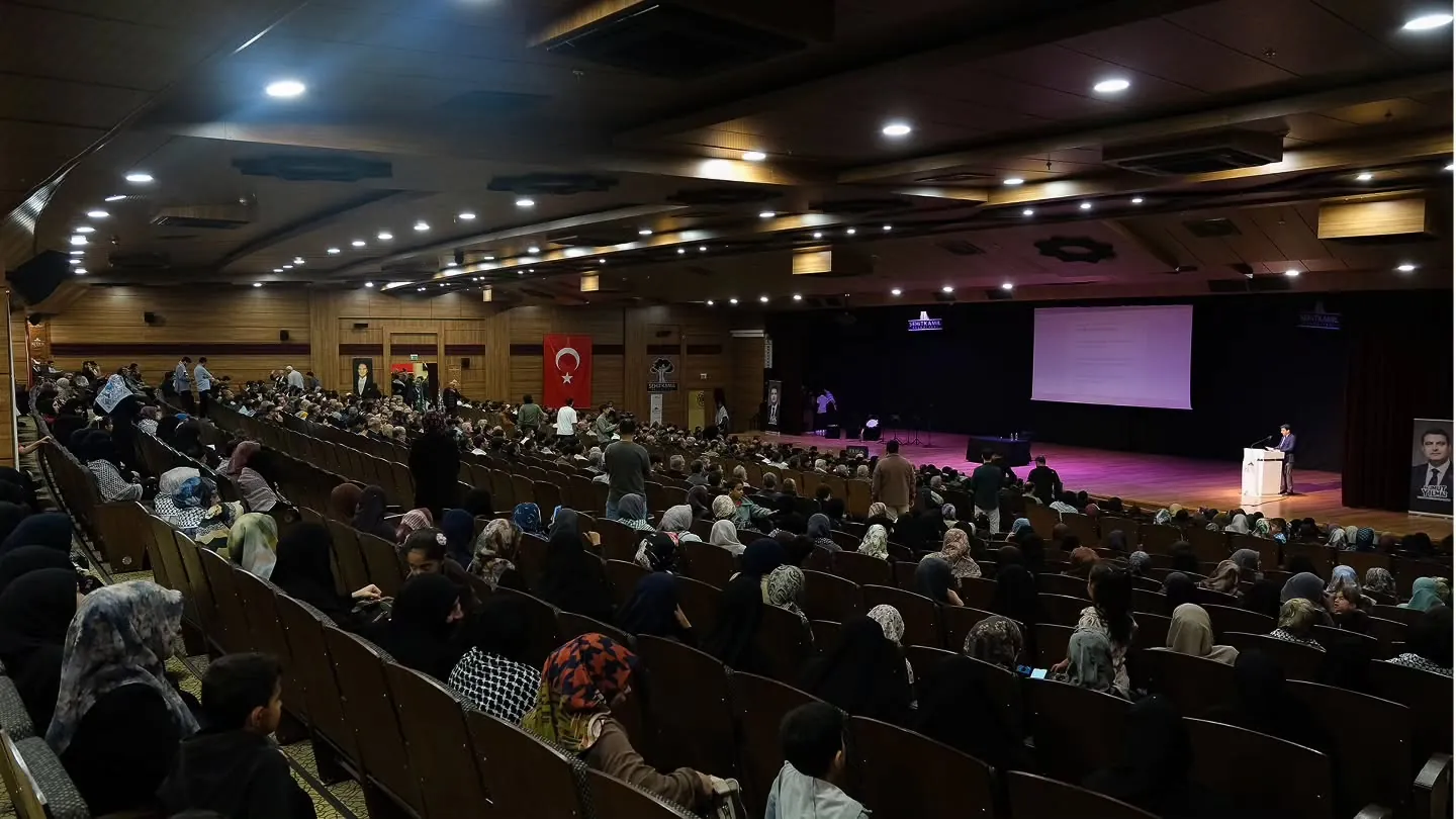 Anma gecesini izleyen katılımcılar