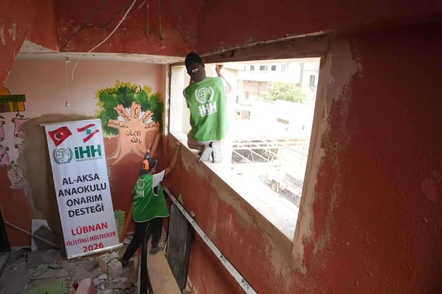 el-Aksa Anaokulu’nda tadilat yapan usta