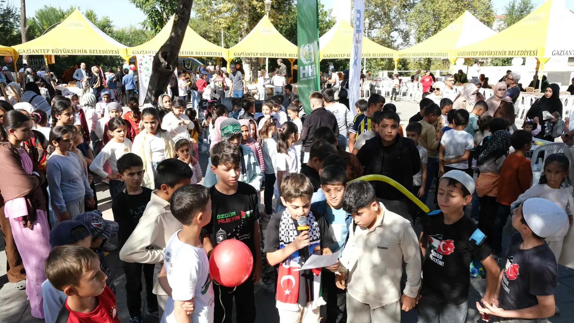 Gaziantep’te Filistinli çocuklar için resim çizen çocuklar