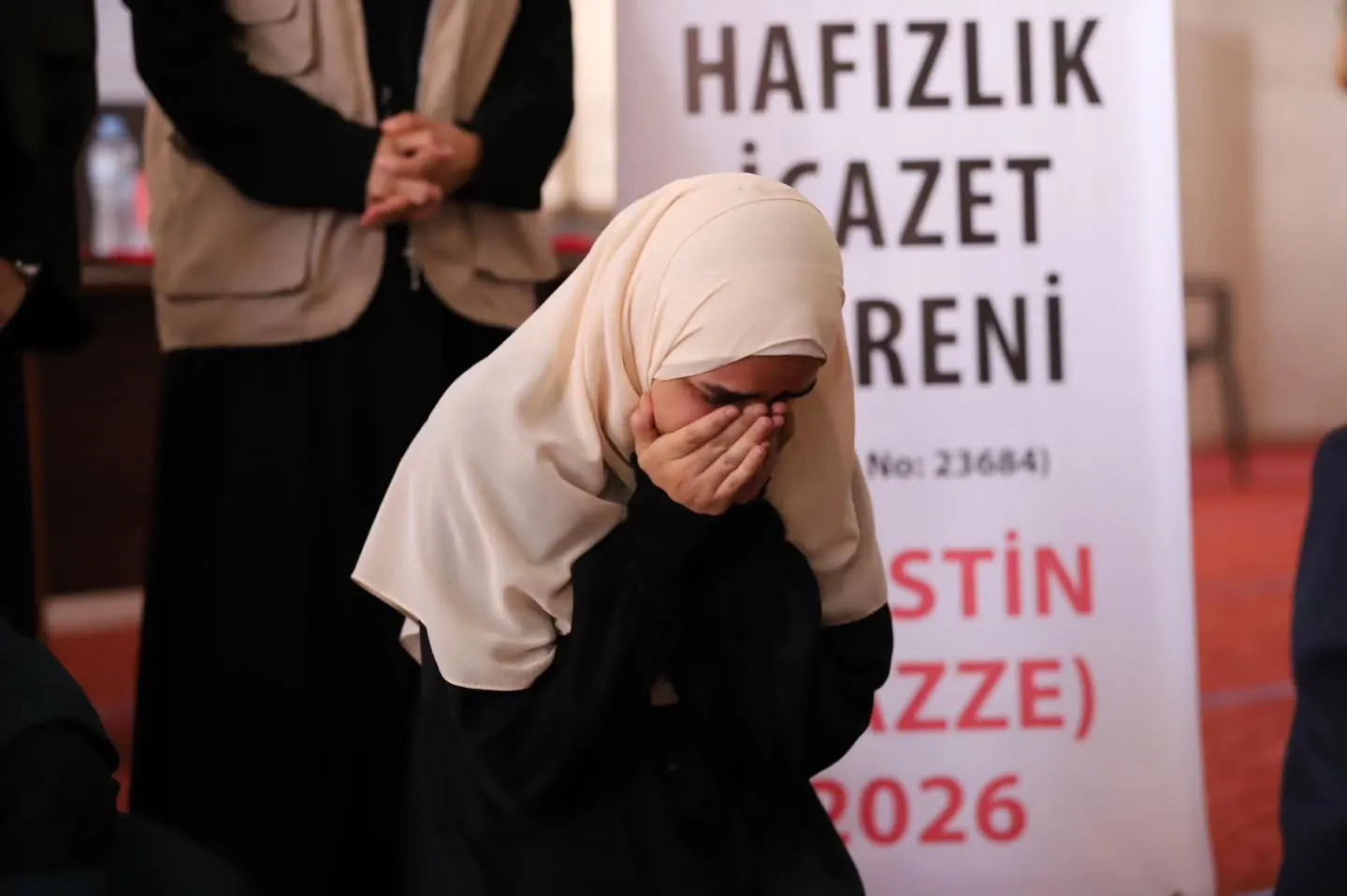 Hafızlık icazet töreninde duygulanan öğrenci